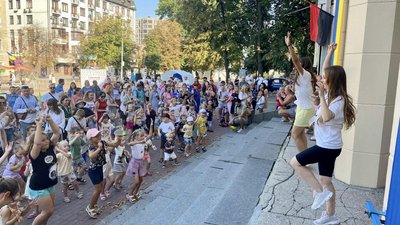 Перед стартом перегонів з дітьми провели руханку, 26 серпня 2023, Хмельницький. Перед стартом перегонів з дітьми провели руханку, 26 серпня 2023, Хмельницький.