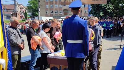 Назавжди 22: на Черкащині поховали нацгвардійця, якого збив суддя на блокпосту при в'їзді в Київ Назавжди 22: на Черкащині поховали нацгвардійця, якого збив суддя на блокпосту при в'їзді в Київ