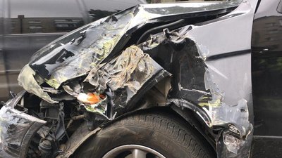 Водійку "BMW" з аварії забрала "швидка". Але серйозних травм у дівчини не виявили, тому її не госпіталізували. Фото: управління патрульної поліції Хмельницької області.