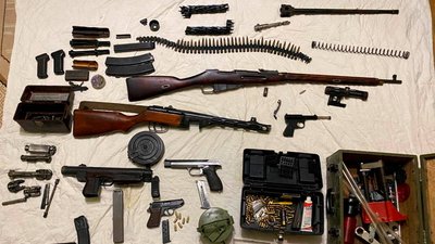 Два кулемети та тисячі набоїв. На Миколаївщині викрили підпільну зброярню Два кулемети та тисячі набоїв. На Миколаївщині викрили підпільну зброярню
