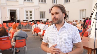 У Хмельницькій обласній філармонії зіграли концерт просто неба У Хмельницькій обласній філармонії зіграли концерт просто неба