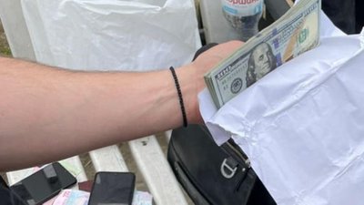 На Буковині чоловік намагався продати 5 тисяч фальшивих доларів