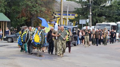"Ми за тебе помстимось": в Охтирці поховали офіцера Володимира Вялика "Ми за тебе помстимось": в Охтирці поховали офіцера Володимира Вялика