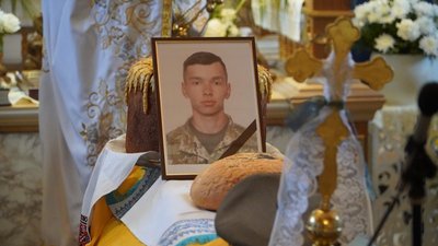 Зустрічали на колінах: у місті на Волині попрощалися з 24-річним військовим