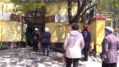 В Одесі священники на заводі освячували великодні паски В Одесі священники на заводі освячували великодні паски
