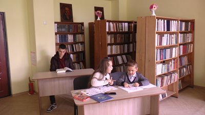 Прикарпатка разом з родичами відремонтувала сільську бібліотеку Прикарпатка разом з родичами відремонтувала сільську бібліотеку
