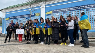 У Києві відбулась акція на підтримку захисників Маріуполя У Києві відбулась акція на підтримку захисників Маріуполя