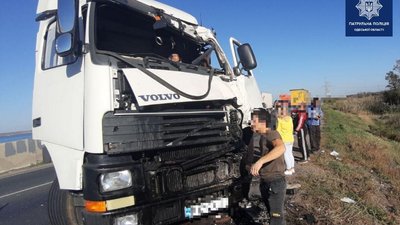 На Одещині травмувалися дві людини внаслідок зіткнення фургону та вантажівки На Одещині травмувалися дві людини внаслідок зіткнення фургону та вантажівки