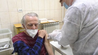 Вакцинуватися можуть усі люди віком 65 років, — ужгородська сімейна лікарка Тетяна Козак Вакцинуватися можуть усі люди віком 65 років, — ужгородська сімейна лікарка Тетяна Козак