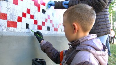 "Прищеплюємо дітям любов до України": на паркані вінницького ліцею намалювали орнамент вишивки "Прищеплюємо дітям любов до України": на паркані вінницького ліцею намалювали орнамент вишивки