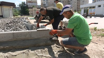 Робітники у Полтаві встановлюють бордюри для майданчика під скейтпарк Робітники у Полтаві встановлюють бордюри для майданчика під скейтпарк