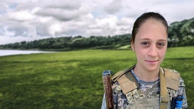 "Дома мене чекає донечка. Те, що не можу її побачити – найважче для мене тут". Три роки служить у 128-й бригаді Вікторія
