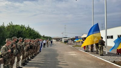 Військові готуються підіймати прапор Військові готуються підіймати прапор