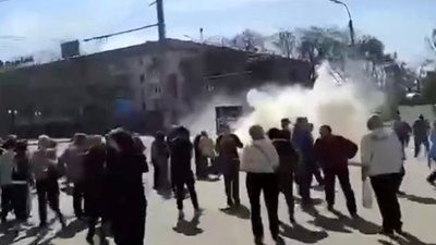 Військові РФ розігнали мирний мітинг у Херсоні - прокуратура відкрила кримінальне провадження