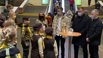 В Україну прибув Вифлеємський вогонь миру. Як його зустрічали В Україну прибув Вифлеємський вогонь миру. Як його зустрічали
