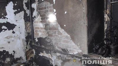 У Кременці поліцейські затримали чоловіка, якого підозрюють у вбивстві та підпалі. У Кременці поліцейські затримали чоловіка, якого підозрюють у вбивстві та підпалі.