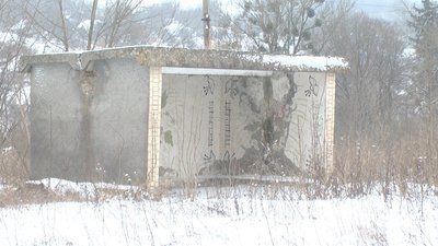 Гроші на благоустрій виділяють, та його не видно, кажуть місцеві. Зупинки розвалюються та заростають бур'янами. Гроші на благоустрій виділяють, та його не видно, кажуть місцеві. Зупинки розвалюються та заростають бур'янами.