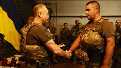 Двом десяткам бійців бригади з Житомирської області вручили нагороди за хоробрість і звитягу