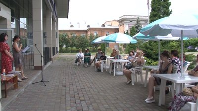 "Бібліотека під парасолькою": у Черкасах розпочалась вулична акція