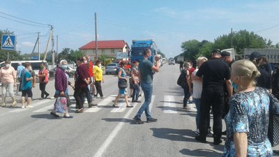 Перекриття траси селянами тривало вісім хвилин. Фото: Суспільне Перекриття траси селянами тривало вісім хвилин. Фото: Суспільне