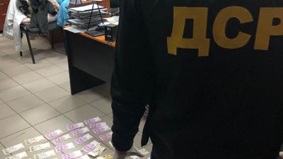 На Донеччині заскочили на хабарі двох посадовців Держпродспоживслужби. ФОТО На Донеччині заскочили на хабарі двох посадовців Держпродспоживслужби. ФОТО