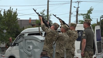 У Житомирі попрощалися з десантниками, які загинули у боях на Херсонщині У Житомирі попрощалися з десантниками, які загинули у боях на Херсонщині