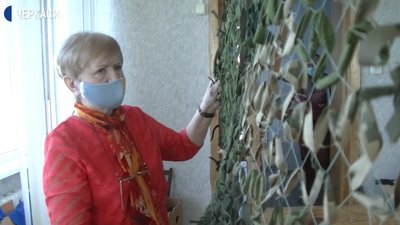 "Черкаські павучки" працюють над "весняними" сітками для військових