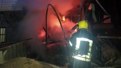 Вогонь з коптильні перекинувся на будинок: закарпатські рятувальники гасили пожежу