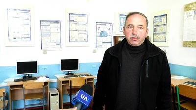 У селі на Житомирщині місцеві жителі зібралися на схід села, протестуючи проти оптимізації школи У селі на Житомирщині місцеві жителі зібралися на схід села, протестуючи проти оптимізації школи