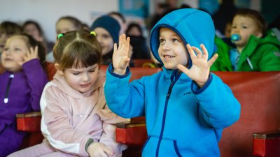 У Дніпрі влаштували театральну виставу для дітей-переселенців У Дніпрі влаштували театральну виставу для дітей-переселенців