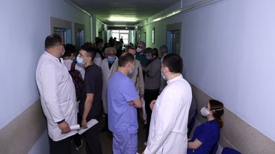 В Івано-Франківській обласній лікарні вакцинувалися 100 медиків
