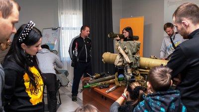 Майже півтори тисячі людей в Житомирі вже пройшли військовий вишкіл у "Центрі готовності цивільних" Майже півтори тисячі людей в Житомирі вже пройшли військовий вишкіл у "Центрі готовності цивільних"
