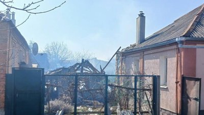 Пошкоджена ударом дрона РФ господарча споруда та приватні будинки у Харкові