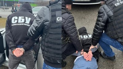 10 тисяч за паспорт України. В Києві затримали чоловіків, які продавали фейкові паспорти 10 тисяч за паспорт України. В Києві затримали чоловіків, які продавали фейкові паспорти