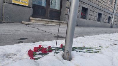 Харків'яни приносять квіти до почесного консульства Туреччини
