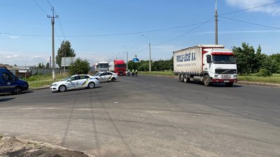 Вантажівки їдуть вулицями Миколаєва, незважаючи на обмеження Вантажівки їдуть вулицями Миколаєва, незважаючи на обмеження