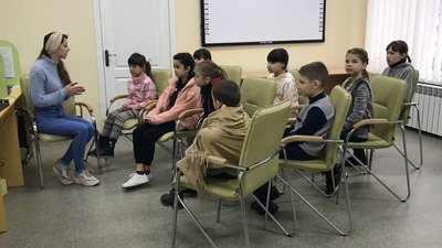 "Бачимо потребу в цьому": у Полтаві влаштовують терапевтичні заняття для дітей-переселенців "Бачимо потребу в цьому": у Полтаві влаштовують терапевтичні заняття для дітей-переселенців