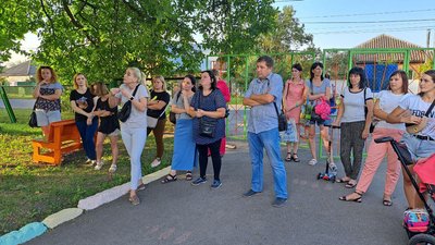 На фото обурені батьки вихованців дитячого садка "Вогник". На фото обурені батьки вихованців дитячого садка "Вогник".