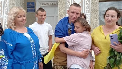 На Вінниччині зустріли звільнених з полону Олександра Геращенка та Олександра Галянта На Вінниччині зустріли звільнених з полону Олександра Геращенка та Олександра Галянта