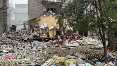 У Миколаєві російські війська вдарили по п'ятиповерхівці. Є загиблі та поранені серед мешканців будинку У Миколаєві російські війська вдарили по п'ятиповерхівці. Є загиблі та поранені серед мешканців будинку