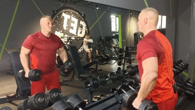 Тернополянин Вадим Стецюк, спортсмен тренується у залі