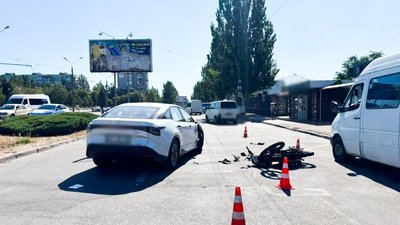 У Запоріжжі внаслідок ДТП травмувалася 16-річна мотоциклістка