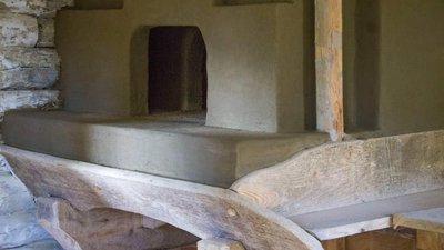 "Піч на санях" змурували у 200-літній хаті, яку забрали в скансен з Рівного "Піч на санях" змурували у 200-літній хаті, яку забрали в скансен з Рівного