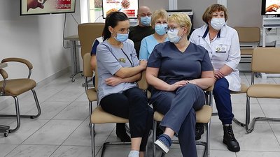 У Дніпрі близько 200 медиків щепилися бустерною дозою вакцини від COVID-19 У Дніпрі близько 200 медиків щепилися бустерною дозою вакцини від COVID-19