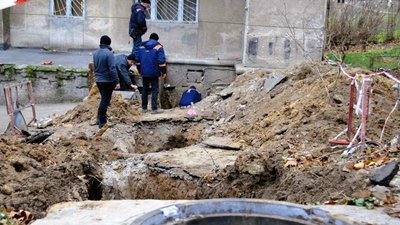 "Миколаївводоканал" ремонтує мережу, що "згнила"