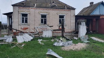 Внаслідок російського обстрілу села під Харковом зруйновані та пошкоджені будинки Внаслідок російського обстрілу села під Харковом зруйновані та пошкоджені будинки