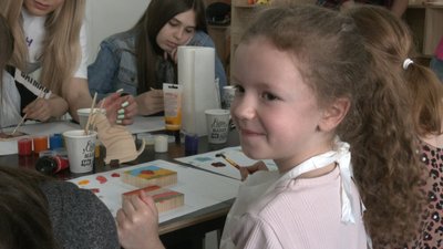 "Модульні палітри дитячих очей": у Львові волонтери зібрали картину із малюнків дітей-переселенців