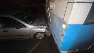 У Вінниці внаслідок аварії за участю тролейбуса та автівки травмувалися двоє людей У Вінниці внаслідок аварії за участю тролейбуса та автівки травмувалися двоє людей