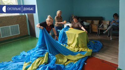 Запустять над Кримом: у Краматорську пошили найбільший кримськотатарський стяг Запустять над Кримом: у Краматорську пошили найбільший кримськотатарський стяг