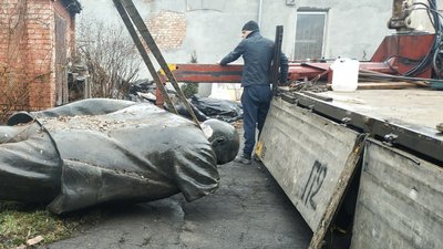 В Умані з аукціону продали пам’ятник радянському вождю В Умані з аукціону продали пам’ятник радянському вождю